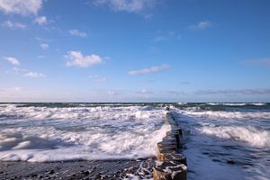 Kribben aan de kust van de Oostzee op een stormachtige dag van Rico Ködder