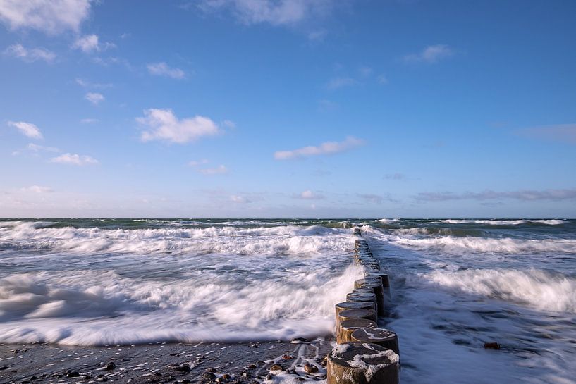 Buhnen an der Küste der Ostsee an einem stürmischen Tag von Rico Ködder