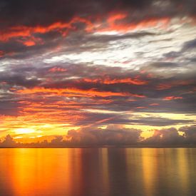 Zonsondergang op het strand van Bloody Bay Jamaica van Harold van den Hurk
