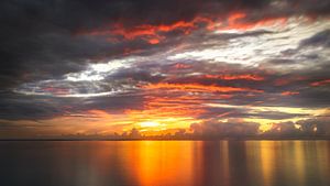 Zonsondergang op het strand van Bloody Bay Jamaica van Harold van den Hurk