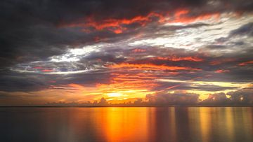 Coucher de soleil sur la plage de Bloody Bay en Jamaïque sur Harold van den Hurk