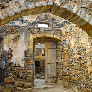 Doorkijkje in een ruïne op Spinalonga, Griekenland van Rietje Bulthuis
