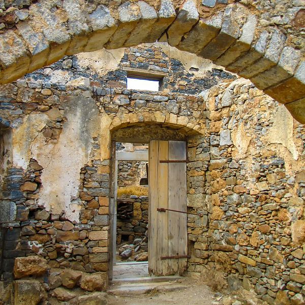 En Vue en ruines sur Spinalonga, Grèce par Rietje Bulthuis