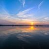 Uitzicht strand met zonsondergang - Weerspiegeling van Rouzbeh Tahmassian