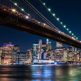 Een blik op New York City en de Brooklyn Bridge van Koen Hoekemeijer