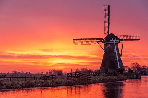 Molen bij ondergaande zon in de winter