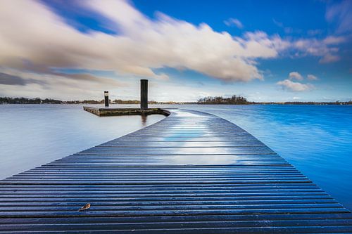 Recreatiesteiger voor zwemmers aan een groot meer