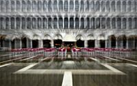 De rode stoelen op het San Marcoplein