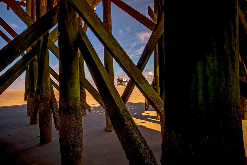 Traditionelle Stelzenbauten am Strand von St. Peter-Ording von Ingo Boelter