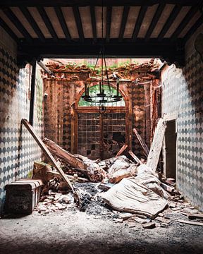 Verlaten Woning met Ingestort Dak. van Roman Robroek - Foto's van Verlaten Gebouwen