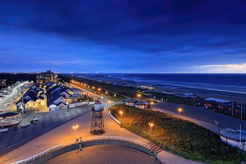 avondopname van badplaats Kijkduin in Zuid-Holland
