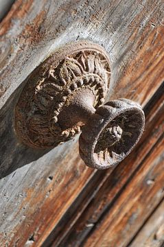 Ornament op een oude rustieke houten deur van Wil Wijnen