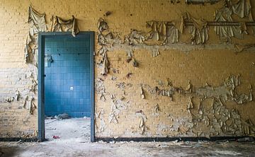 Muur met afbladderende verf van Tim Vlielander