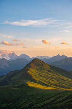 Grüner Bergrücken in den Dolomiten bei Sonnenuntergang