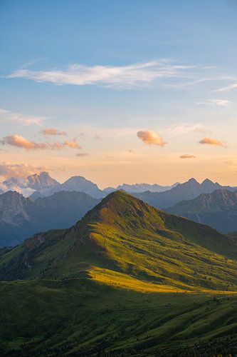 Grüner Bergrücken in den Dolomiten bei Sonnenuntergang