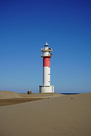 De vuurtoren Far del Fangar in de Ebro-delta in Catalonië van Tobias Reißing
