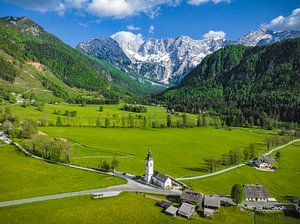 Zgornje Jezersko chuch im Tal Luftaufnahme im Frühling