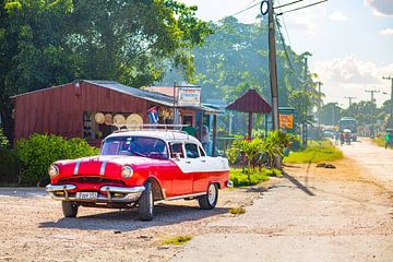 Rode oldtimer auto in Cuba aan de kant van de weg van Michiel Ton