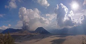 Uitbarsting van de Bromo vulkaan in het Tengger Semeru National Park. Kijkhoek 150 °. van Wunigards Photography