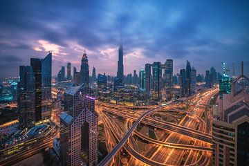 Dubaï : le centre ville avec Burj dans les nuages le matin sur Jean Claude Castor