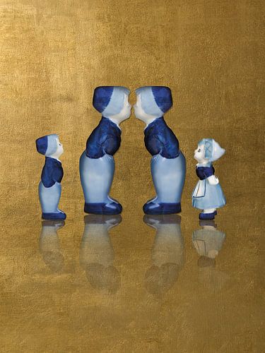 Familie delft blau küssendes Paar mit Gold. Zwei Väter Familie von Mijke Konijn