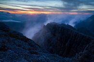 Berglandschaft Dolomiten mit Nebel bei Sonnenuntergang von Frank Peters Miniaturansicht