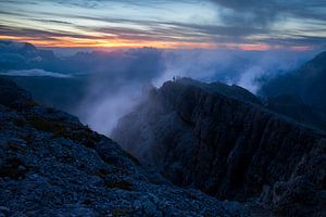 Berglandschaft Dolomiten mit Nebel bei Sonnenuntergang von Frank Peters