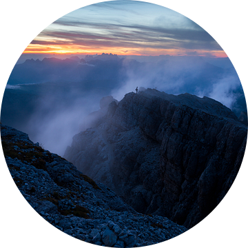 Berglandschap Dolomieten met Mist bij Zonsondergang van Frank Peters