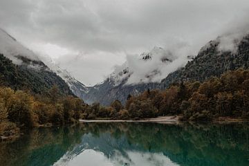 Wijds uitzicht over het water en de bergen in Oostenrijk van Anouk Strijbos