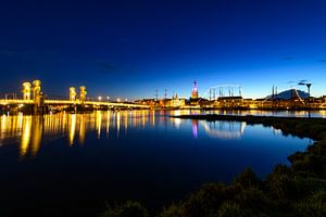 Abend auf der Skyline der Stadt von Kampen in Overijssel, die Niederlande