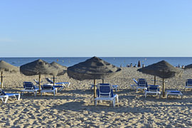 Parasols sur la plage de Luz, en Algarve - Portugal sur Silva Wischeropp
