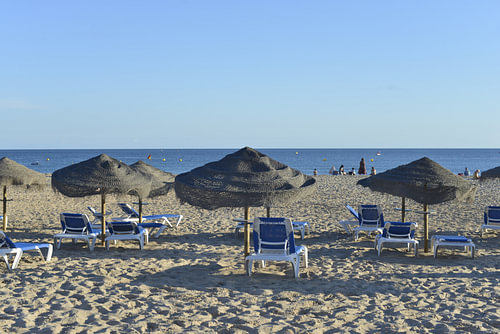 Sonnenschirme am Strand von Luz an der Algarve - Portugal