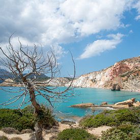 rotskust met strand op Milos, Griekenland van Jan Fritz