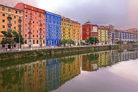 Farbenfrohe Häuserfront in Bilbao