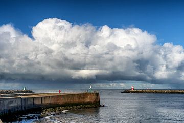 Winterse bui nadert de haven van Schevening van John Duurkoop