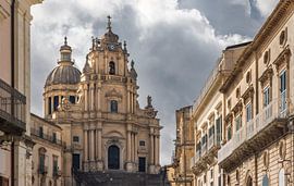Der majestätische Dom „Duomo di San Giorgio“ in Ragusa ragt vor einem bewölkten Himmel empor von PhotoCluster