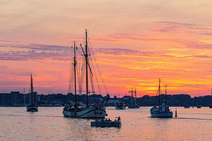 Segelschiffe auf der Warnow im Sonnenuntergang während der Hans