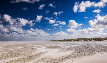 Stille und Weite an der Küste: Ein weiter Blick auf die natürliche Schönheit des Strandes von Hevonax Photography