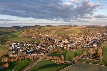 Dronefoto van het kerkdorpje Eys in Zuid-Limburg