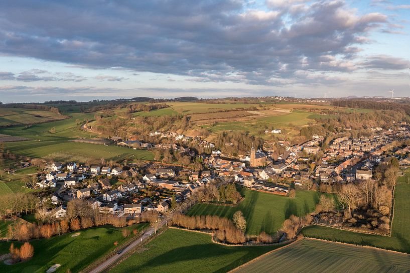 Photo par drone du village-église d'Eys dans le sud du Limbourg par John Kreukniet