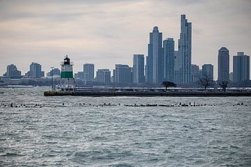 Chicago skyline vanaf de pier met mini vuurtoren