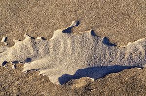 Abstrakte Kunst am Strand zwischen Schoorl und Petten an der Nordsee