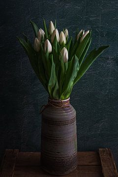 Tulipes blanches dans un vase sur Maaike Zaal