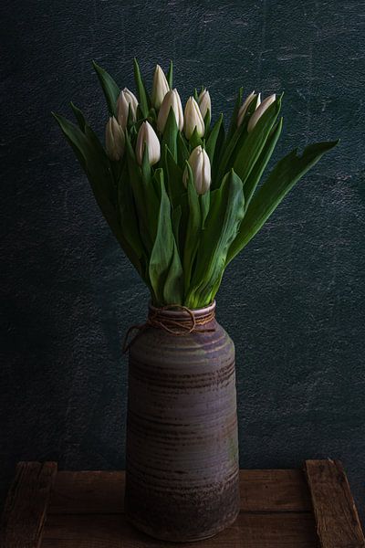 Tulipes blanches dans un vase par Maaike Zaal