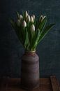 Tulipes blanches dans un vase par Maaike Zaal Aperçu
