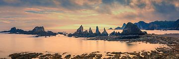 Panorama en zonsopkomst bij Playa Gueirua, Asturië, Spanje van Henk Meijer Photography