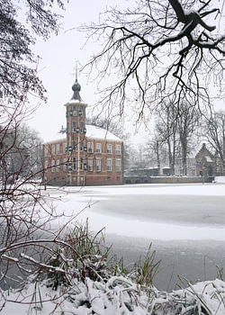 Schloss Bouvigne in verschneiter Winterlandschaft.