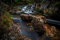 Fließendes Wasser entlang von Felsen in Schottland von Steven Dijkshoorn Miniaturansicht