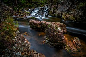 Stromend water langs rotsen in Schotland van Steven Dijkshoorn