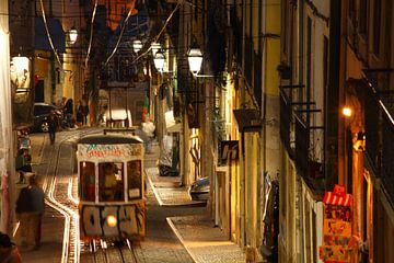 Elevador da Bica in de schemering in de Bairro Alto, Lissabon, Portugal